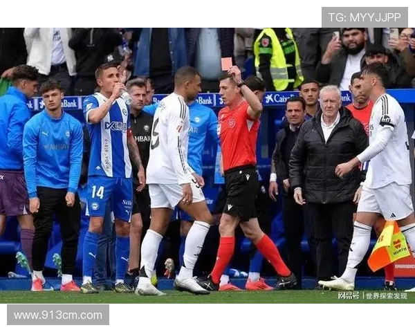 足球明星因争议判罚情绪失控一脚踢晕裁判引发赛场风波