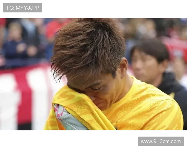 足球明星在赛场上泪洒瞬间感动无数球迷的真实视频回顾